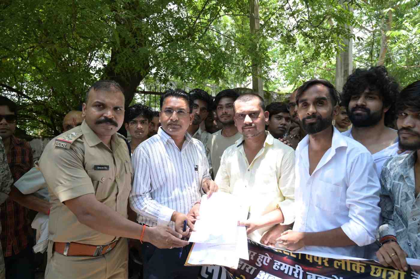 भिंड, 25 जुलाई 2026। देशभर में NEET परीक्षा से जुड़े विवाद और शिक्षा व्यवस्था को लेकर चल रहे विरोध के बीच शनिवार को मध्य प्रदेश के भिंड जिले में छात्रों ने कलेक्ट्रेट पहुंचकर प्रदर्शन किया। छात्रों ने अतिरिक्त जिला दंडाधिकारी (ADM) को प्रधानमंत्री के नाम ज्ञापन सौंपते हुए केंद्रीय शिक्षा मंत्री धर्मेंद्र प्रधान के इस्तीफे की मांग की। छात्रों का कहना था कि NEET परीक्षा को लेकर सामने आए विवादों और छात्रों के भविष्य से जुड़े मुद्दों ने लाखों अभ्यर्थियों में असंतोष पैदा किया है। उनका आरोप है कि परीक्षा प्रणाली में पारदर्शिता और जवाबदेही सुनिश्चित करने के लिए केंद्र सरकार को ठोस कदम उठाने चाहिए। साथ ही उन्होंने शिक्षा मंत्री से नैतिक जिम्मेदारी लेते हुए इस्तीफा देने की मांग की। ज्ञापन सौंपने वालों में दुर्गेश सिंह कुशवाह, गौरव राजावत, अभिषेक भदौरिया, हर्षित भदौरिया, गौरव भदौरिया, श्याम भारद्वाज, कुलदीप भारद्वाज, अभिषेक यादव, सौरव यादव, रोहित यादव और अवनीश श्रीवाश सहित बड़ी संख्या में छात्र शामिल रहे। छात्रों ने कहा कि यह आंदोलन किसी राजनीतिक दल से प्रेरित नहीं, बल्कि विद्यार्थियों के भविष्य और निष्पक्ष परीक्षा व्यवस्था की मांग को लेकर किया जा रहा है। प्रदर्शन के दौरान छात्रों ने शांतिपूर्ण तरीके से अपनी मांगें प्रशासन के समक्ष रखीं और कहा कि यदि परीक्षा प्रणाली में सुधार तथा दोषियों के खिलाफ सख्त कार्रवाई नहीं की गई तो आंदोलन को आगे भी जारी रखा जाएगा। एडीएम ने छात्रों का प्रधानमंत्री के नाम संबोधित ज्ञापन प्राप्त कर संबंधित स्तर तक पहुंचाने का आश्वासन दिया। इस दौरान कलेक्ट्रेट परिसर में सुरक्षा व्यवस्था भी बनाए रखी गई। गौरतलब है कि NEET परीक्षा से जुड़े विवाद को लेकर देश के विभिन्न हिस्सों में छात्र लगातार विरोध-प्रदर्शन कर रहे हैं और शिक्षा व्यवस्था में सुधार की मांग उठा रहे हैं। इसी क्रम में भिंड के छात्रों ने भी शनिवार को अपनी आवाज बुलंद करते हुए प्रशासन के माध्यम से प्रधानमंत्री तक अपनी मांगें पहुंचाने का प्रयास किया। छात्रों ने मांग की कि NEET परीक्षा विवाद की निष्पक्ष जांच कराई जाए, दोषियों के खिलाफ कड़ी कार्रवाई हो तथा केंद्रीय शिक्षा मंत्री धर्मेंद्र प्रधान नैतिक जिम्मेदारी लेते हुए अपने पद से इस्तीफा दें।