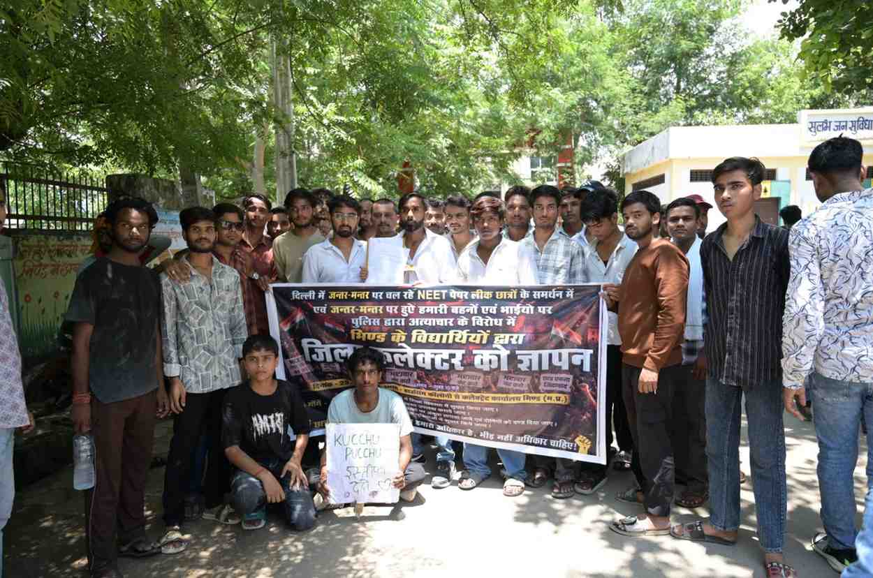 भिंड, 25 जुलाई 2026। देशभर में NEET परीक्षा से जुड़े विवाद और शिक्षा व्यवस्था को लेकर चल रहे विरोध के बीच शनिवार को मध्य प्रदेश के भिंड जिले में छात्रों ने कलेक्ट्रेट पहुंचकर प्रदर्शन किया। छात्रों ने अतिरिक्त जिला दंडाधिकारी (ADM) को प्रधानमंत्री के नाम ज्ञापन सौंपते हुए केंद्रीय शिक्षा मंत्री धर्मेंद्र प्रधान के इस्तीफे की मांग की। छात्रों का कहना था कि NEET परीक्षा को लेकर सामने आए विवादों और छात्रों के भविष्य से जुड़े मुद्दों ने लाखों अभ्यर्थियों में असंतोष पैदा किया है। उनका आरोप है कि परीक्षा प्रणाली में पारदर्शिता और जवाबदेही सुनिश्चित करने के लिए केंद्र सरकार को ठोस कदम उठाने चाहिए। साथ ही उन्होंने शिक्षा मंत्री से नैतिक जिम्मेदारी लेते हुए इस्तीफा देने की मांग की। ज्ञापन सौंपने वालों में दुर्गेश सिंह कुशवाह, गौरव राजावत, अभिषेक भदौरिया, हर्षित भदौरिया, गौरव भदौरिया, श्याम भारद्वाज, कुलदीप भारद्वाज, अभिषेक यादव, सौरव यादव, रोहित यादव और अवनीश श्रीवाश सहित बड़ी संख्या में छात्र शामिल रहे। छात्रों ने कहा कि यह आंदोलन किसी राजनीतिक दल से प्रेरित नहीं, बल्कि विद्यार्थियों के भविष्य और निष्पक्ष परीक्षा व्यवस्था की मांग को लेकर किया जा रहा है। प्रदर्शन के दौरान छात्रों ने शांतिपूर्ण तरीके से अपनी मांगें प्रशासन के समक्ष रखीं और कहा कि यदि परीक्षा प्रणाली में सुधार तथा दोषियों के खिलाफ सख्त कार्रवाई नहीं की गई तो आंदोलन को आगे भी जारी रखा जाएगा। एडीएम ने छात्रों का प्रधानमंत्री के नाम संबोधित ज्ञापन प्राप्त कर संबंधित स्तर तक पहुंचाने का आश्वासन दिया। इस दौरान कलेक्ट्रेट परिसर में सुरक्षा व्यवस्था भी बनाए रखी गई। गौरतलब है कि NEET परीक्षा से जुड़े विवाद को लेकर देश के विभिन्न हिस्सों में छात्र लगातार विरोध-प्रदर्शन कर रहे हैं और शिक्षा व्यवस्था में सुधार की मांग उठा रहे हैं। इसी क्रम में भिंड के छात्रों ने भी शनिवार को अपनी आवाज बुलंद करते हुए प्रशासन के माध्यम से प्रधानमंत्री तक अपनी मांगें पहुंचाने का प्रयास किया। छात्रों ने मांग की कि NEET परीक्षा विवाद की निष्पक्ष जांच कराई जाए, दोषियों के खिलाफ कड़ी कार्रवाई हो तथा केंद्रीय शिक्षा मंत्री धर्मेंद्र प्रधान नैतिक जिम्मेदारी लेते हुए अपने पद से इस्तीफा दें।
