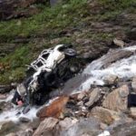 मनाली में दर्दनाक हादसा: 20 फीट गहरे नाले में गिरी जिम्नी, 2 युवकों की मौत, 3 घायल